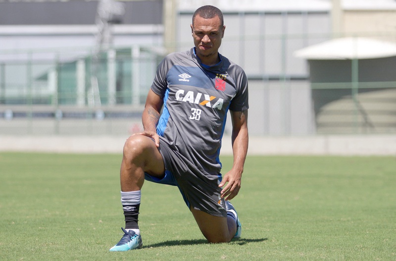 Luis Fabiano durante treino em São Januário
