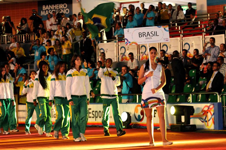 Brasiliense é campeã dos 100 metros com barreiras no Mundial Escolar de  Atletismo