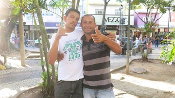 Valdiram (D) com um amigo nas ruas de Bonsucesso